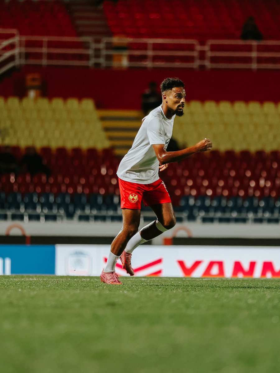 selangorfc's tweet photo. 🔥Warming up and ready for #ShopeeCup night on home grounds. 💪

📺 Watch the #ShopeeCup action LIVE on Astro Arena Bola (803), &amp; Astro GO.

#SelangorFC #ThisIsSelangor 
#ShopeeCup #ASEANUtdFC
#SFCTRF https://t.co/aVzau8aXe7