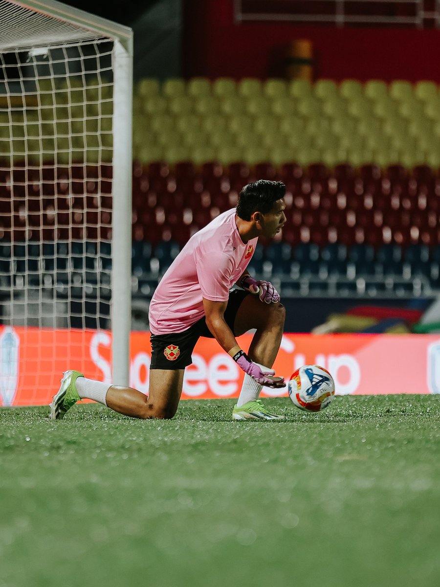 selangorfc's tweet photo. 🔥Warming up and ready for #ShopeeCup night on home grounds. 💪

📺 Watch the #ShopeeCup action LIVE on Astro Arena Bola (803), &amp; Astro GO.

#SelangorFC #ThisIsSelangor 
#ShopeeCup #ASEANUtdFC
#SFCTRF https://t.co/aVzau8aXe7