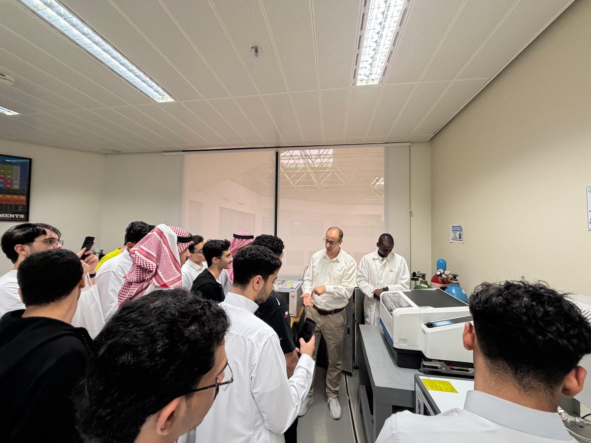 يسر نادي الزيارات بـ #جامعة_الملك_فهد_للبترول_والمعادن اليوم الاربعاء باستقبال مدرسة المجيدية الثانوية 
وذلك بعدد 35 طالب ومعلمين

بدأت الزيارة بمحاضرة تعريفية بتقديم أعضاء النادي وتلى ذلك جولة وزيارة الى قسم هندسة وعلوم المواد وتم اختتام الزيارة بتناول وجبة الغداء في مطعم الطلاب