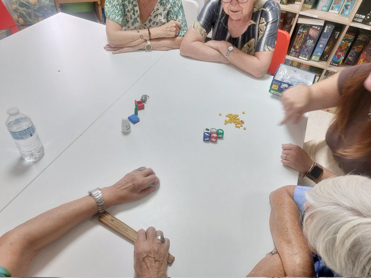 Continuamos con las actividades de  "ARUKU: Apoyo a personas mayores a través del juego, la naturaleza y la participación social", hoy compartimos un momento especial del taller de  estimulación neurocognitiva a través del juego
<a href="/FundlaCaixa/">Fundación ”la Caixa”</a>