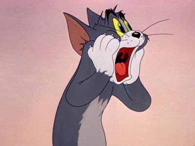 مقدم البودكاست وهو يسمع المعلومات البديهيه ويحطها انترو