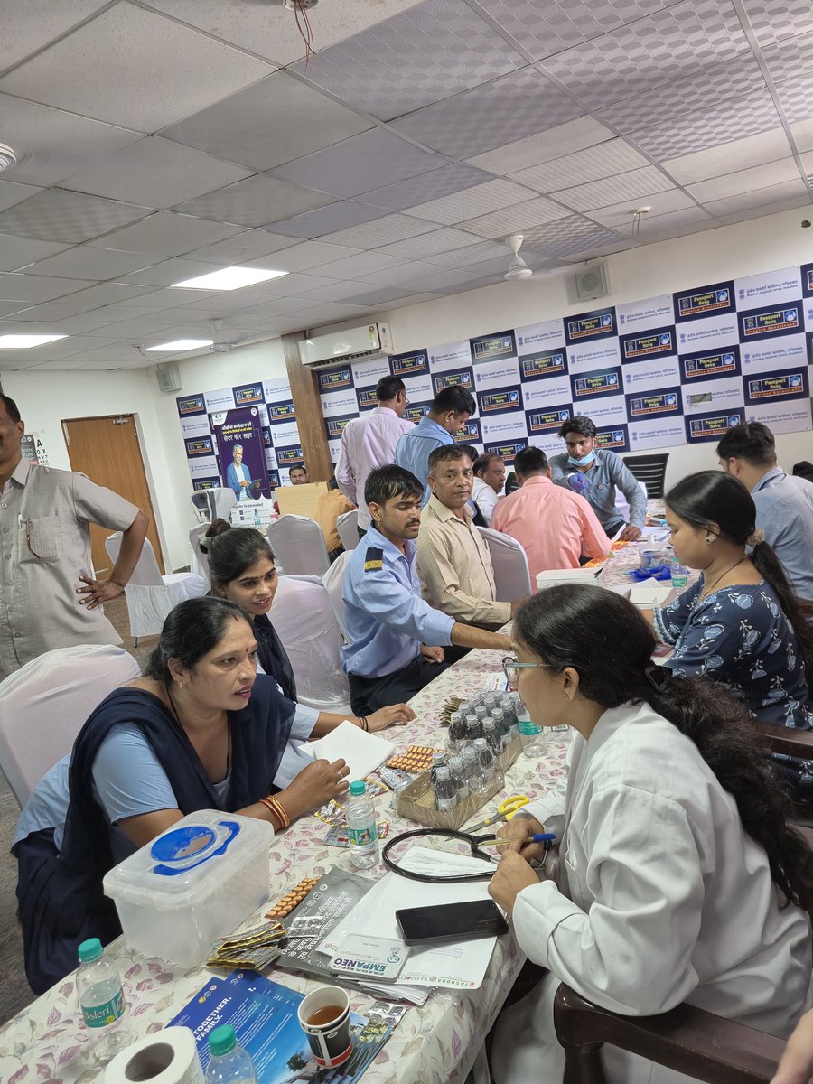 rpoghaziabad's tweet photo. इस विशेष आयोजन पर कार्यालय के सफाई मित्रों एवं सुरक्षा कर्मियों को विशेष रूप से इस नि:शुल्क स्वास्थ्य परीक्षण शिविर का लाभ उठाने हेतु प्रोत्साहित किया गया एवं सरकार की विभिन्न स्वास्थ्य एवं बीमा सम्बंधी योजनाओं से भी अवगत कराया गया, जिससे वे इन महत्वपूर्ण योजनाओं का अधिकतम लाभ प्राप्त कर सकें। (2/2)