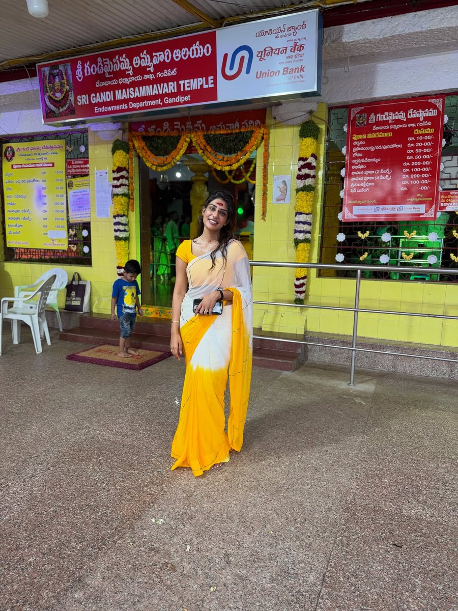 _supritha_9's tweet photo. Navatri 💛 https://t.co/SsPXqs8l4U