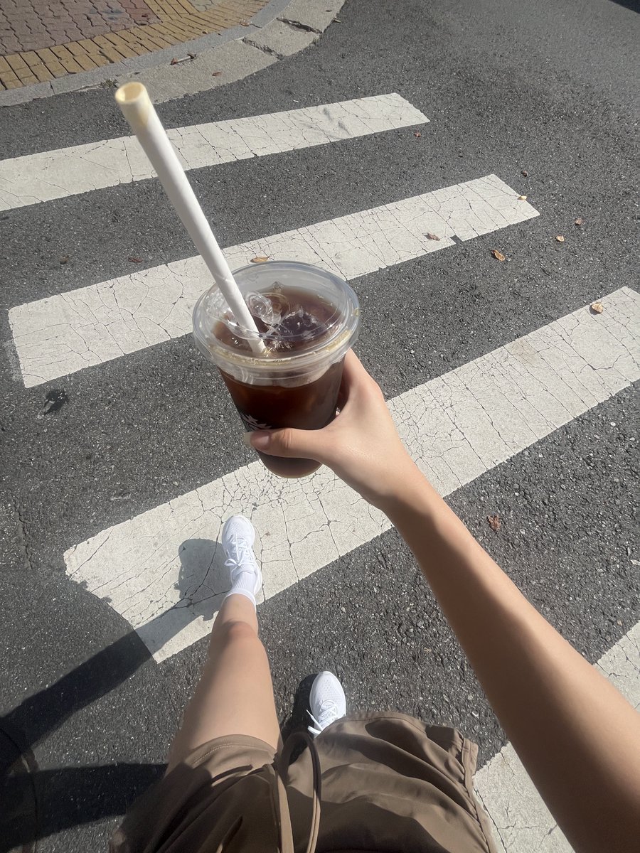 근데 이제 얘없이 못뜀
일단 아주아주 이뽀게 생겼어!!!!!! 👟🪽
러닝화 뭐 신는지 궁금해하는 소녀들이 있어서 공유합니다 나이키 보메로 18 W : HM6804-104 쿠션 짱짱한데 발목 잘잡아주는 러닝화 찾는다면 이걸로..