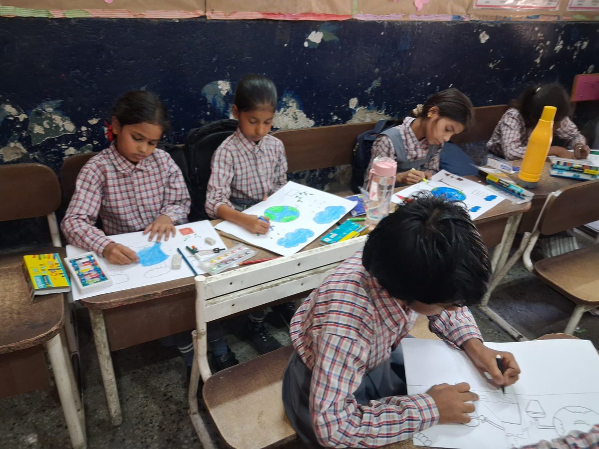 SAILsteel's tweet photo. SAIL in collaboration with the Ministry of Steel & Prithak Foundation, hosted a Painting Competition at MCD Primary School, Sanjay Colony, New Delhi under the #SwachhataHiSewa initiative.
Painting kits & refreshments made it a memorable day for the young artists!
#SAIL #SAILCSR https://t.co/TYtqXBOh5Y