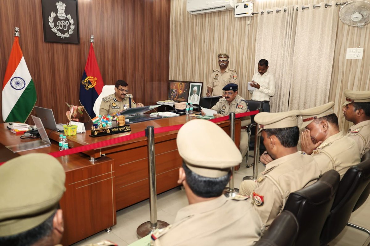 पुलिस कमिश्ननरेट वाराणसी के राजा तालाब सर्किल मे  नियुक्त समस्त विवेचकगण जिनके पास 6 माह से अधिक की विवेचनाएं लंबित हैं, के साथ गोष्टी कर लंबित विवेचनाओं की समीक्षा की गई विवेचनाओं के शीघ्र निस्तारण के संबंध में आवश्यक दिशा निर्देश दिया गया ।