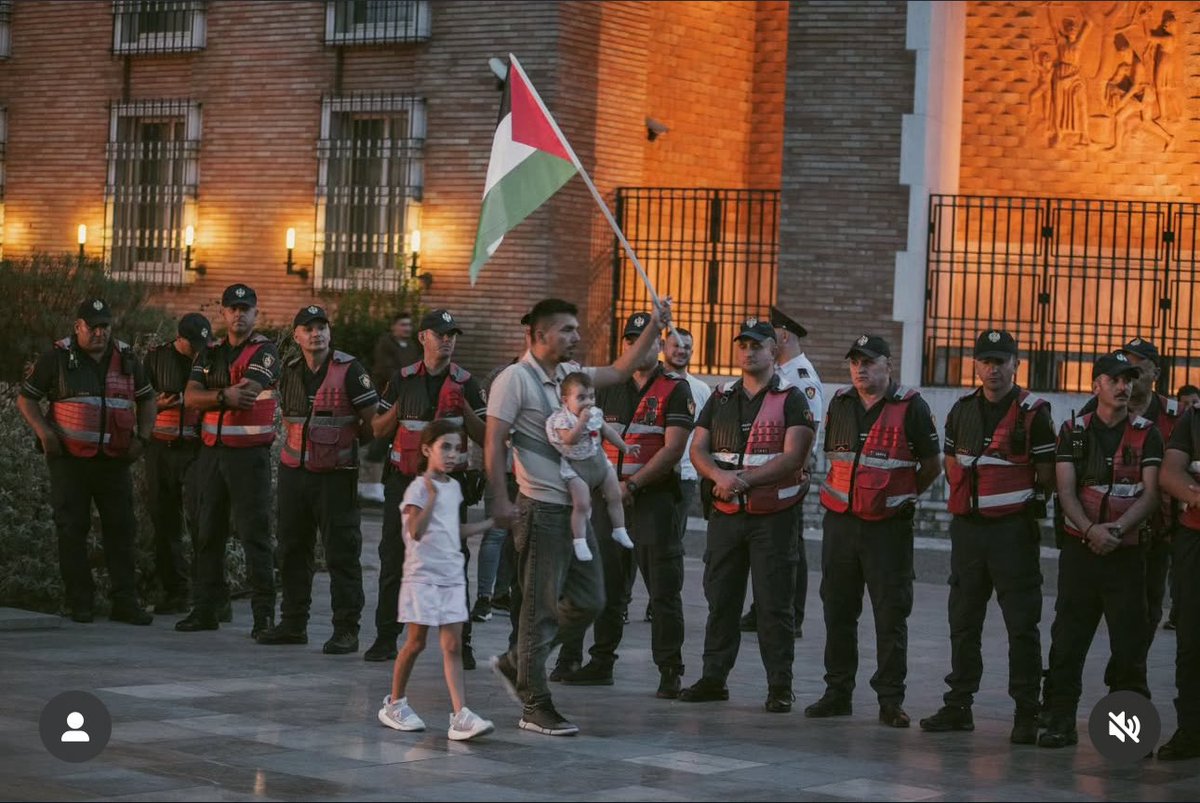 Non mio cugino che ha portato entrambe le figlie a protestare a Tirana e qualcuno ha scattato questa foto bellissima, non sto piangendo, mi è solo entrata la bandiera palestinese nell’occhio 🥹