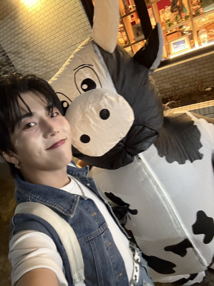 L5ST_official's tweet photo. 음머?🐮
#L5ST #로스트 #ロスト
#DOJUN #도준 #ドジュン https://t.co/qh7AbCScTU