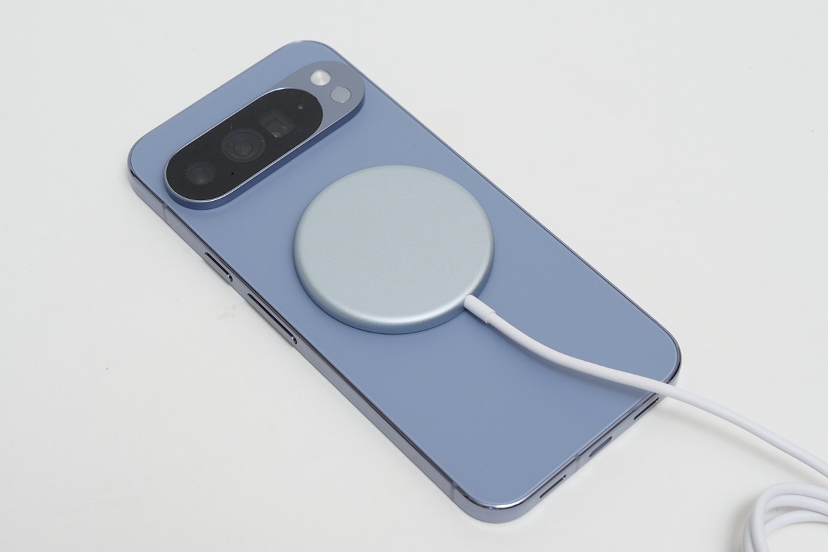 pc_watch's tweet photo. 【今日の人気記事】【Hothotレビュー】Google Pixel 10のワイヤレス充電は注意が必要なことも!? iPhone向けMagSafeとかいろいろ試… https://t.co/Q3DQhMrJYJ #Pixelsnap https://t.co/hGXHRtLgyT