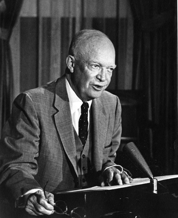 IkeLibrary's tweet image. 9/24/1957: President Eisenhower orders troops to Little Rock to enforce Supreme Court decision that separate but equal facilities in public education are unconstitutional.

Hear his 9/24/1957 national address: eisenhowerlibrary.gov/eisenhowers/sp…

 Photo: Eisenhower Pres. Library, 72-2433-8.