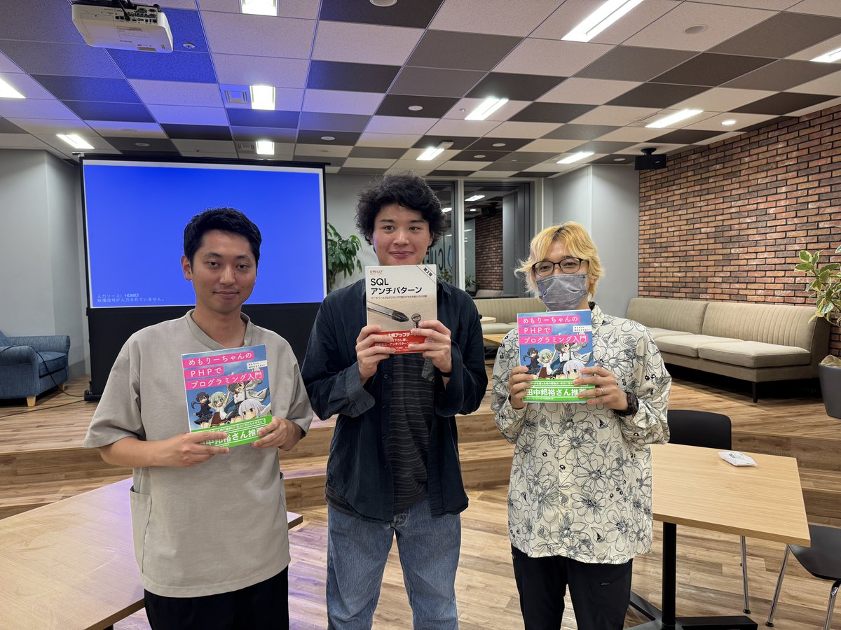 tadsan's tweet image. OpenDevelopersConferenceでいただいた本+技術評論社の池本さん @XR230 から追加でいただいためもりーPHP本を配布しました! #phpstudy