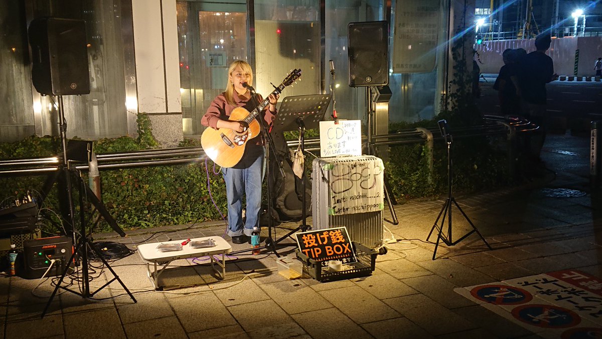 rinrinpilot's tweet image. 札幌ストリート
ニーナさん
夜風もだいぶ冷たくなってきた札幌の街で たくさんの人が彼女の歌に足を止めていた。
そして...「赤い手帳」ありがとうございました。

@nachippoo