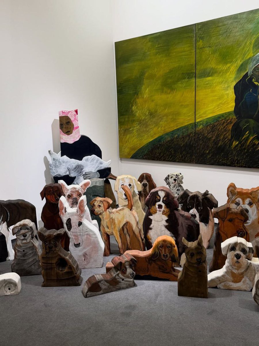 Art in every corner, colors that speak louder than words, and pieces that turn walls into conversations. From Seoul to the canvas, it’s not just about what you see, it’s about what you feel standing in front of it. A whole vibe, a whole world, framed in moments that make you stop