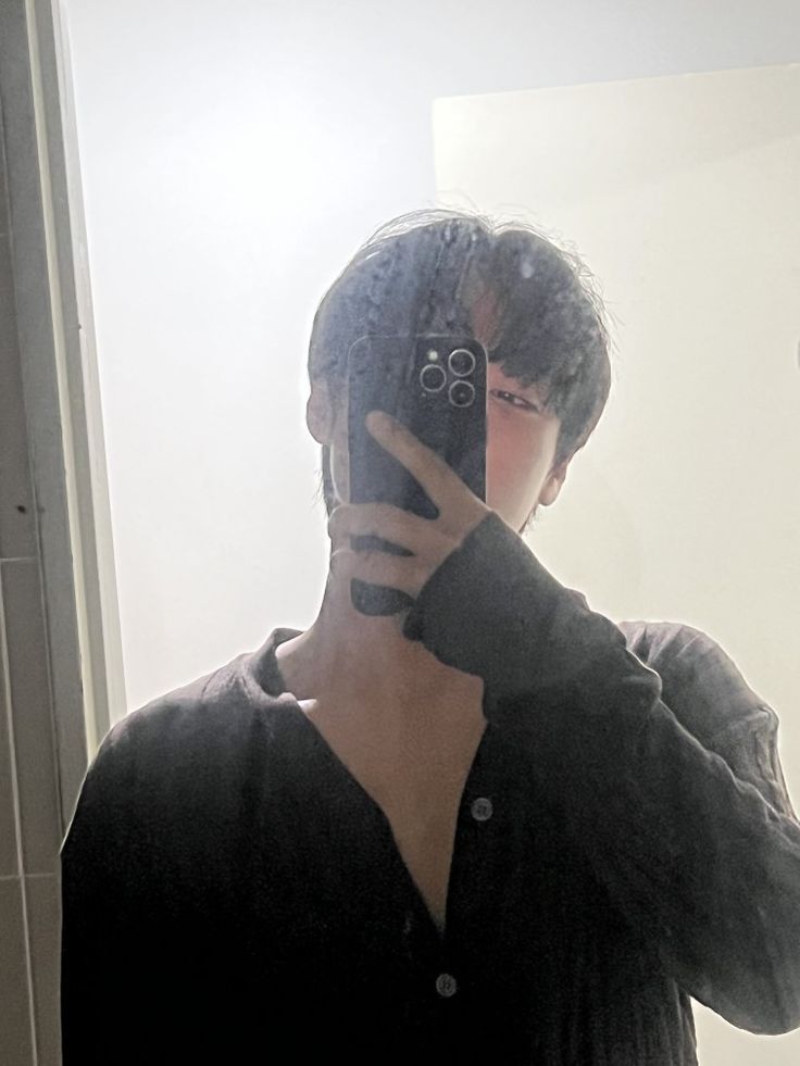 hwjhlovebots's tweet photo. 😌🖤 #whcselcaday https://t.co/dqwhG6tFnp