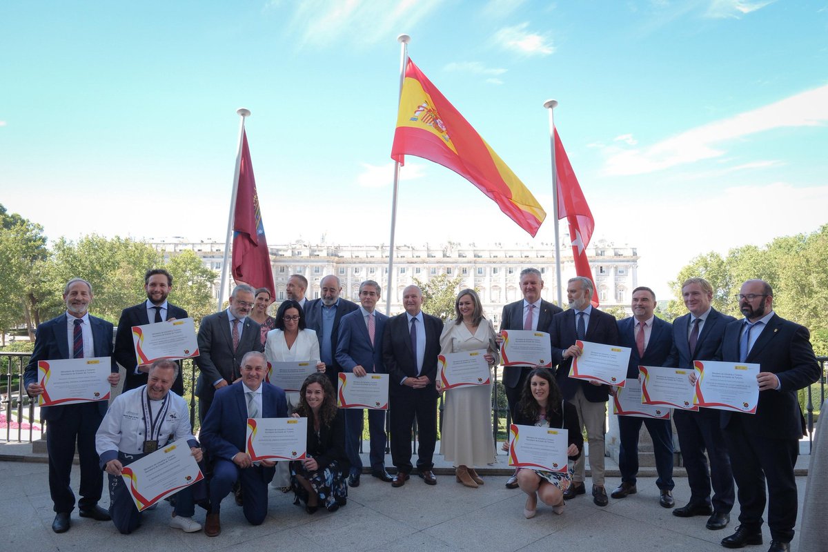 minturgob's tweet photo. 🎉El @minturgob ha hecho entrega de los diplomas a 10 nuevas Fiestas de Interés Turístico Nacional e Internacional, coincidiendo con la Semana Mundial del Turismo.

¿Sabes cuáles son? 🧵

ℹ️https://t.co/LRjzMcjM5g https://t.co/5PWdvOJXaZ