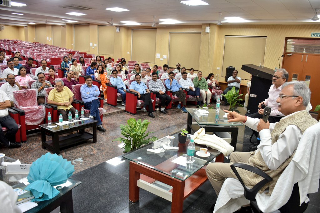 VCofficeBHU's tweet photo. कुलपति प्रो. अजित कुमार चतुर्वेदी जी ने आज राजीव गांधी दक्षिणी परिसर, बरकछा के शिक्षकों के साथ संवाद किया। संवाद कार्यक्रम में कुलपति जी ने संकाय सदस्यों से उनकी समस्याएं जानीं तथा उन्हें पेश आने वाली चुनौतियों के बारे में चर्चा की। https://t.co/0VvjxmtVmV