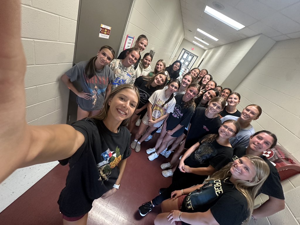 DS Softball (@dshssball) on Twitter photo Rockinโ into HOCO week ๐ธ๐ค
#favbandshirt Rockinโ into HOCO week ๐ธ๐ค
#favbandshirt
