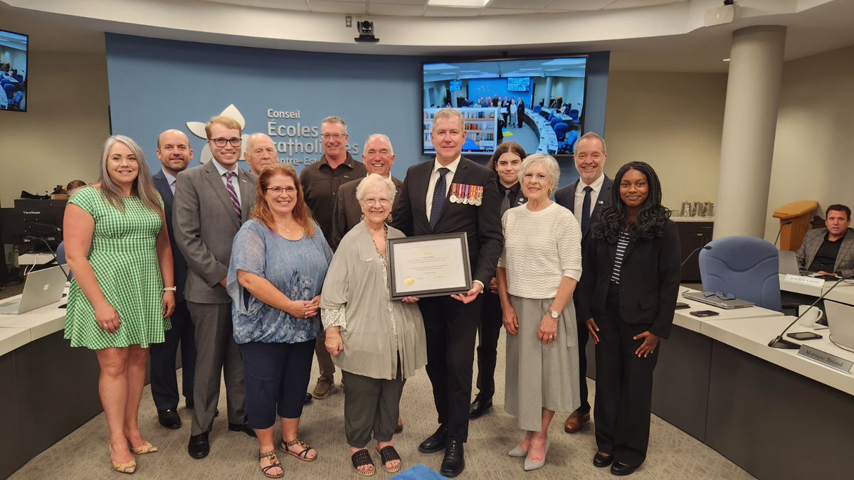✨ Deux parcours inspirants mis en lumière!
Lors de notre dernière séance du Conseil, la Table politique a remis des certificats Hon­neurs et mérites à deux personnes d’exception :

🏅 Alexi Roy, élève-athlète de 9e année à l’École secondaire catholique Garneau (<a href="/escgarneau/">ESC Garneau</a>),