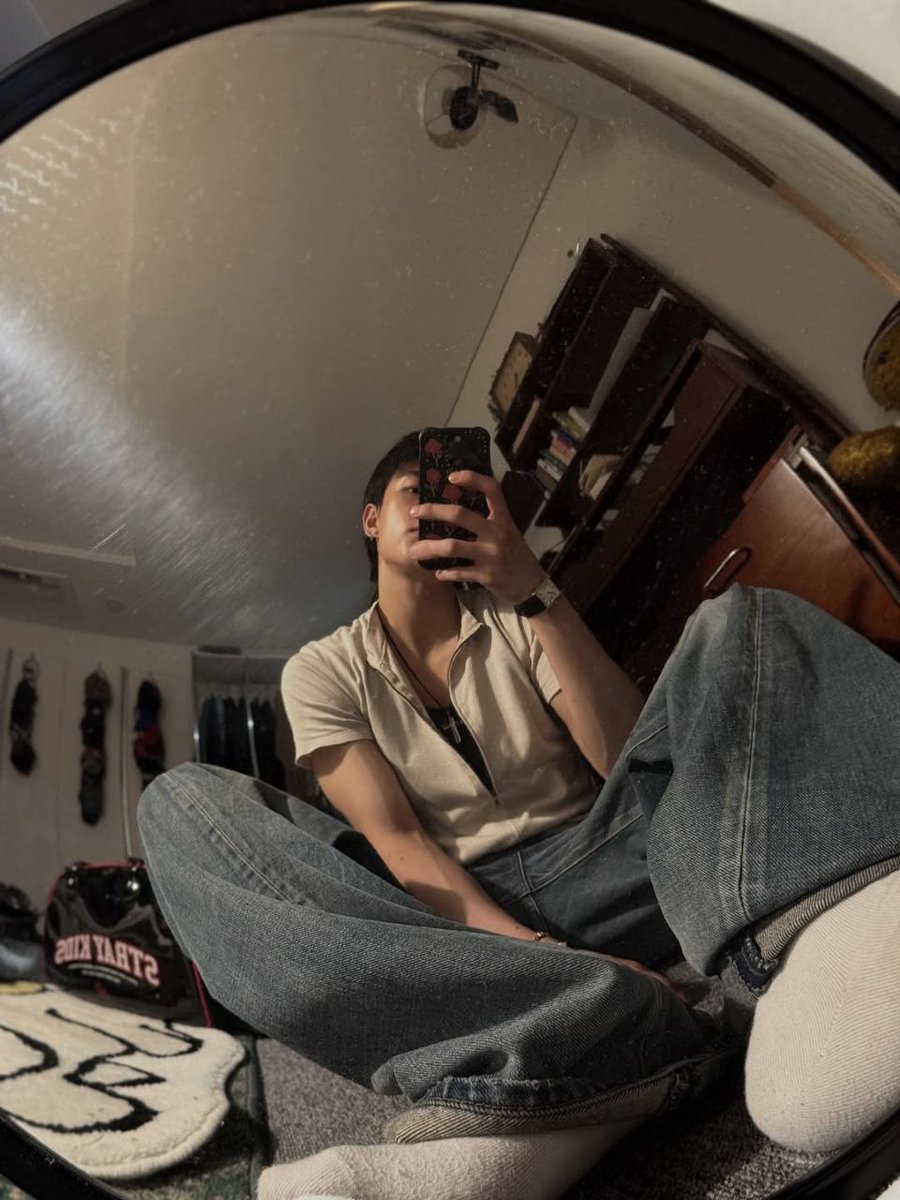Sitting here with nothing but the mirror and my own vibe, no need to force it, no need to explain. It’s the kind of moment that feels cool just because it’s real, unpolished, unbothered, and straight from the flow.