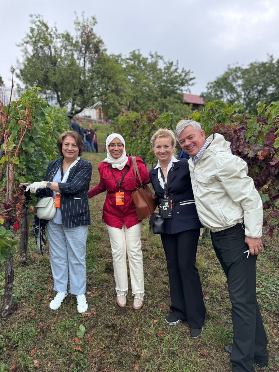 شاركت سعادة السيدة أسماء بنت ناجي العامري، سفيرة دولة قطر لدى جمهورية كرواتيا، في فعالية حصاد العنب الدبلوماسي التي أقيمت بتاريخ 10 سبتمبر 2025 في منطقة بليشفيتسا (Plešivica) بدعوة من فخامة الرئيس الكرواتي زوران ميلانوفيتش.

#الخارجية_القطرية #MOFA