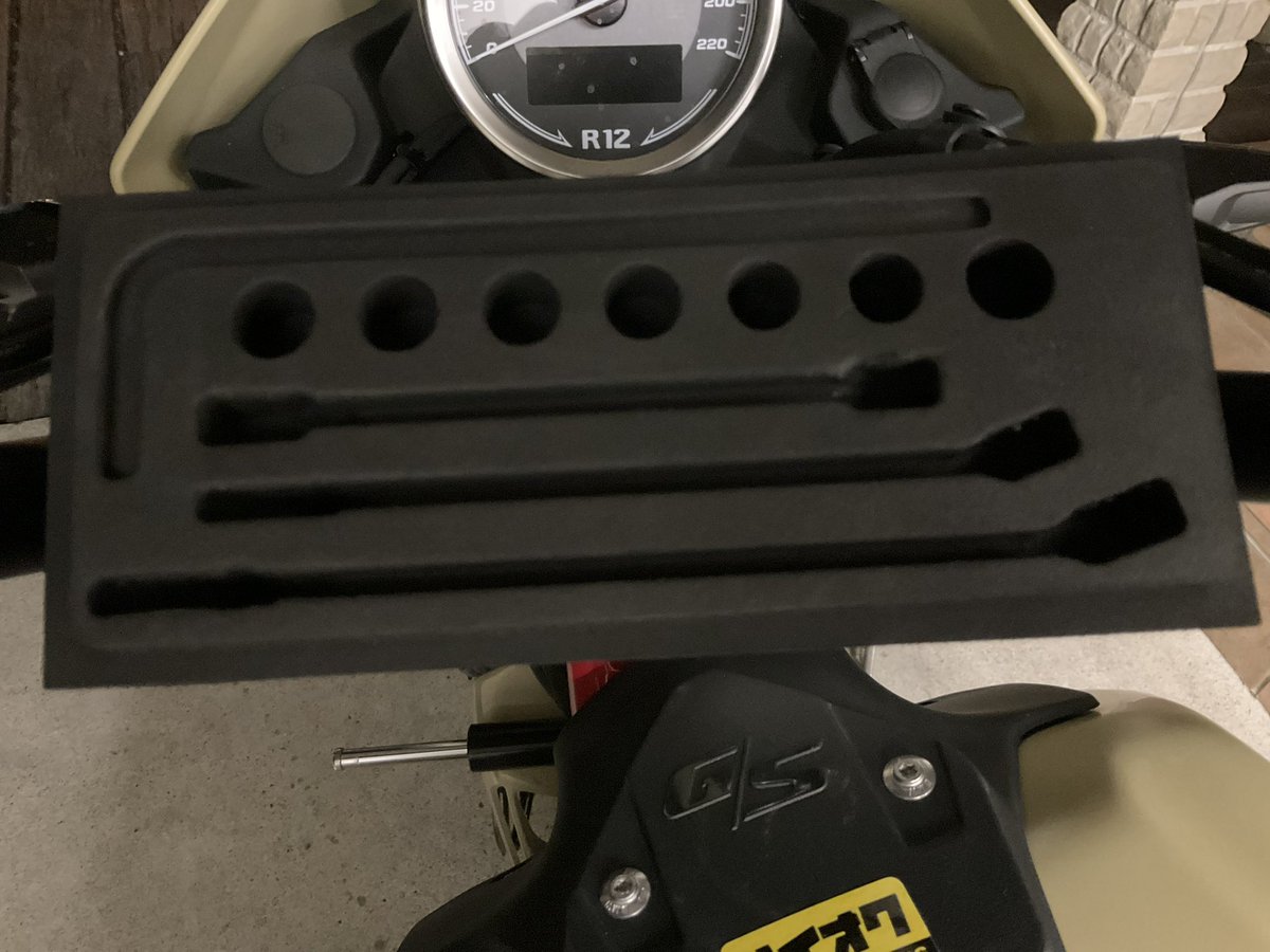 KTM819O4's tweet image. #R12GS #XGRIP #ToolBox #StayOnTrack 
ナビとかパニアケースとか付けないよ！