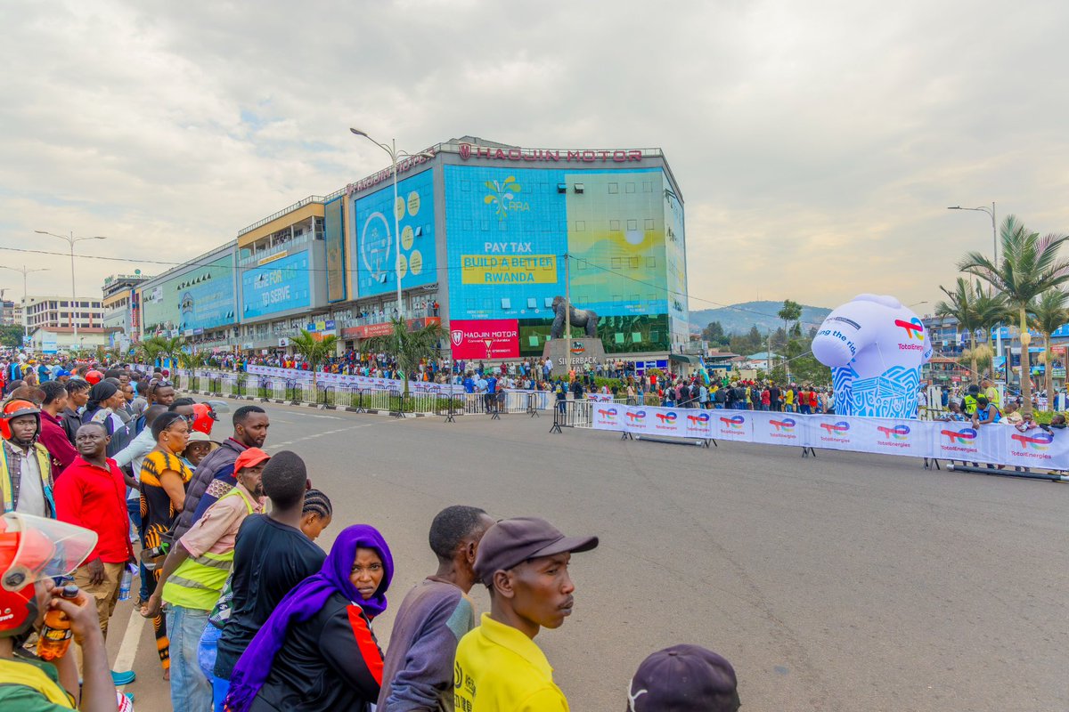 CityofKigali's tweet photo. Day 4 of the 2025 UCI Road World Championships is underway here in #KigaliYacu, featuring the exciting Team Time Trial Mixed Relay. 🚴‍♂️🚴‍♀️

The energy and spirit of the fans remain as strong as ever, making this championship truly unforgettable.

#Kigali2025
#RidingNewHeights https://t.co/PGwrv7lsTF