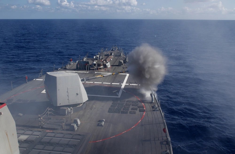 USFleetForces's tweet image. 💥 There’s no replacement for hard power. 💥

📍EAST MEDITERRANEAN SEA - The Arleigh Burke-class guided-missile destroyer USS Roosevelt (DDG 80) fires the MK 45 MOD2 5-inch gun during a live-fire exercise in the forecastle aboard the ship, Sept. 20, 2025.