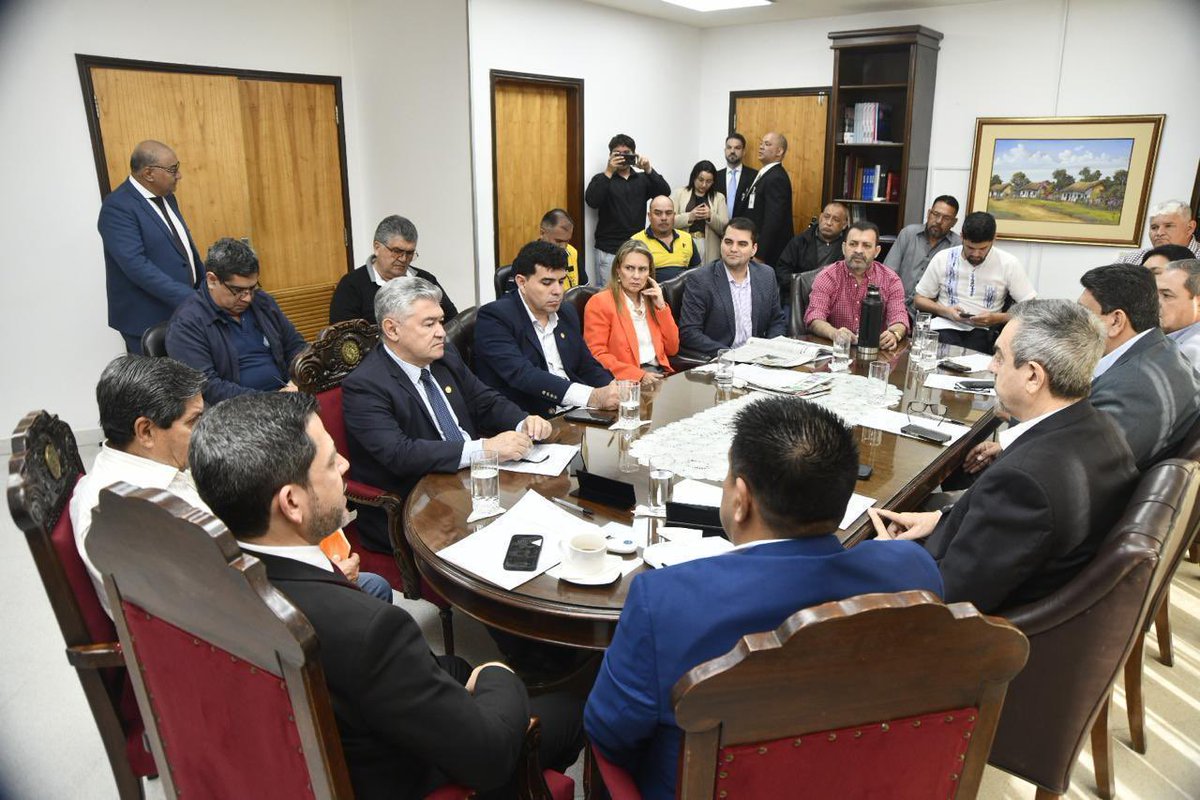 tvcamarapy's tweet image. La mesa directiva de la Cámara de Diputados, encabezada por el presidente Dr. Raúl Latorre, mantuvo una reunión con representantes de diversos gremios de choferes del transporte público de pasajeros.