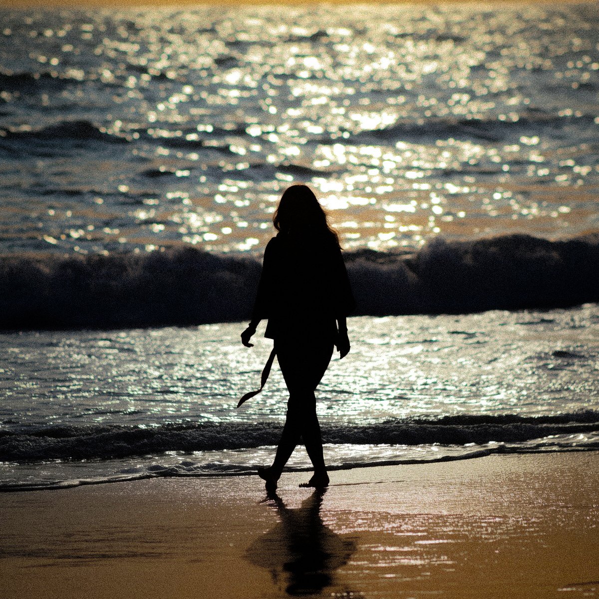 ElinaMehran0's tweet image. ✨ New NFT Drop: *Whispers of the Tide* 🌊  
Edition: 1/5
Price: 45 ꜩ  
Link: objkt.com/tokens/KT1MH3X…

A silhouette walking into the horizon, carrying the whispers of the sea &amp;amp; soul.  

#NFTPhotography #Seascape #SilhouetteArt #TezosArt #DigitalCollectible