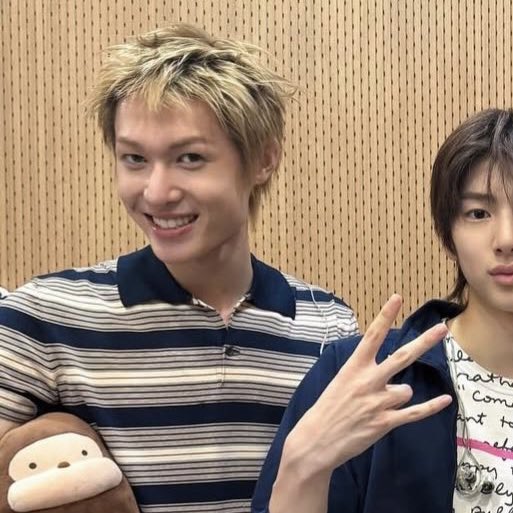 ชอบมาตินรูปนี้มาก ฮียังตุวเท่าต้นถั่วงอกอยู่เลย 190cm ม่ายมียุ่จริงน้าาา ยืนถือตุ๊กตายิ้มแฉ่งๆเยยนิ