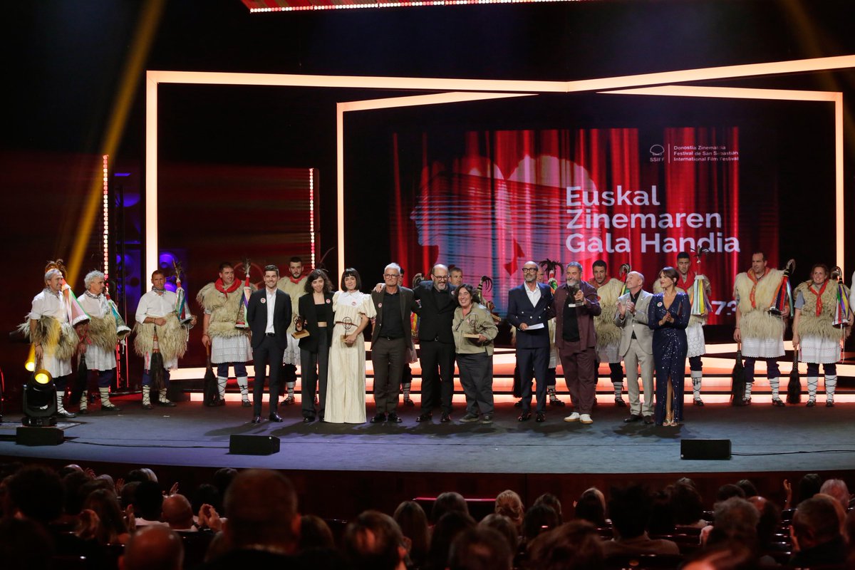 Anoche entregamos el XI Premio EZAE a #LaInfiltrada, como la película vasca más taquillera del último año, en <a href="/sansebastianfes/">Donostia Zinemaldia - Festival de San Sebastián</a>. La cinta, dirigida por <a href="/ArantxaEche/">Arantxa Echevarría</a> y producida por <a href="/BowfingerFilms/">Bowfinger Int.Pictures</a> y <a href="/BetaSpain/">Beta Fiction Spain</a>, ha sido vista por más de 130.000 personas en las salas de Euskadi.👏