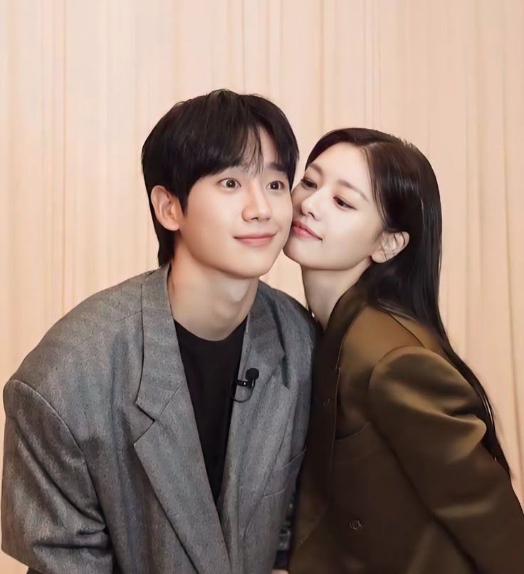 ssomssom_m's tweet photo. Now do you finally see the difference between real couple and just co-workers?😜😏 https://t.co/88HgMjWw5D