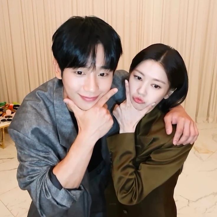 ssomssom_m's tweet photo. Now do you finally see the difference between real couple and just co-workers?😜😏 https://t.co/88HgMjWw5D