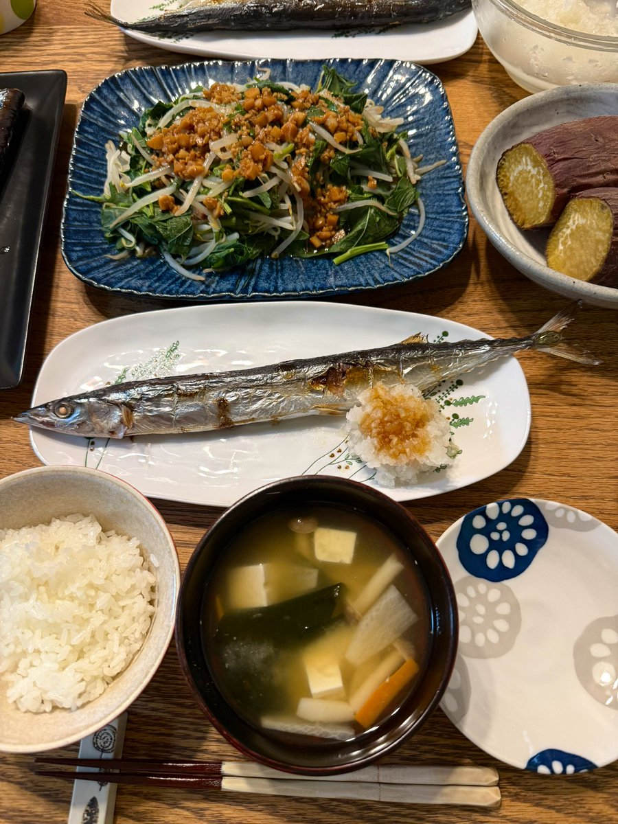 ⭐︎さんま
⭐︎モロヘイヤともやしのニンニクたっぷりソースかけ
⭐︎味噌汁
⭐︎焼き芋

さんまと焼き芋で秋を感じる🍂朝晩はだいぶ涼しくなりましたね☺️
今回焼き芋は炊飯器とグリルで作りました！甘くておいしかったです✨この方法おすすめ！

#9月24日 #ごはん記録 #夕飯