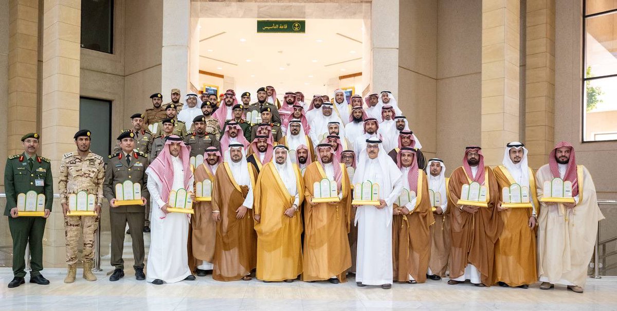 عبّر سموه عن اعتزازه بالمبدعين والمبدعات كافة، ومؤكدًا أن هذا التكريم يأتي امتدادًا لنهج إمارة المنطقة في تشجيع العطاء المتميز ودعم روح الإبداع والإبتكار..

سمو #أمير_منطقة_القصيم: رأينا هذا العام إستحداث إضافة تكريم الجهات الحكومية المتميزة، والإشادة بجهودهم لأن هناك تميز وإبداع