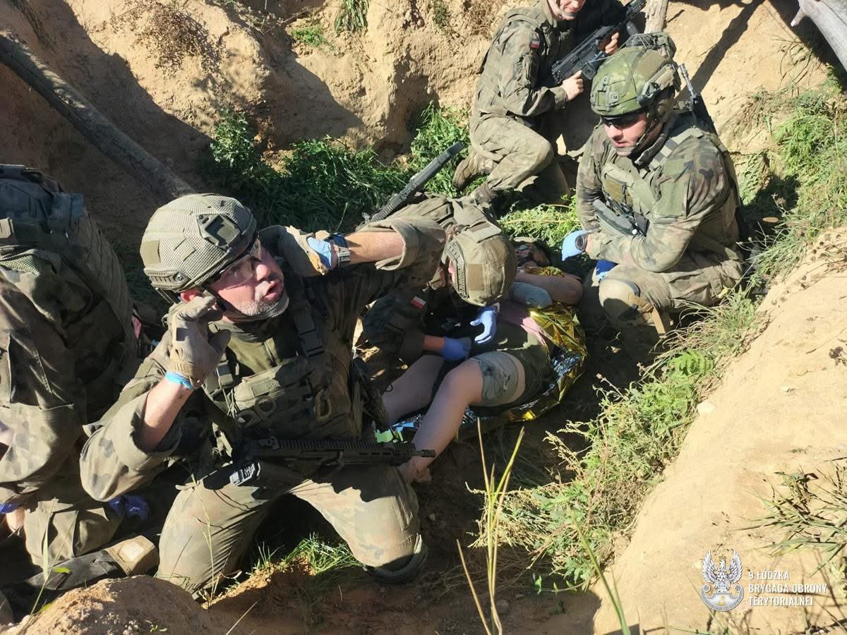 Jako medycy bojowi Fundacji „W Międzyczasie” nieodpłatnie prowadzimy szkolenia, w których dzielimy się doświadczeniami zdobytymi na froncie w Ukrainie. Wszystko po to, by podnosić wiedzę i kompetencję tych, którzy dbają o nasze bezpieczeństwo. A ono nie ma ceny. Tym razem