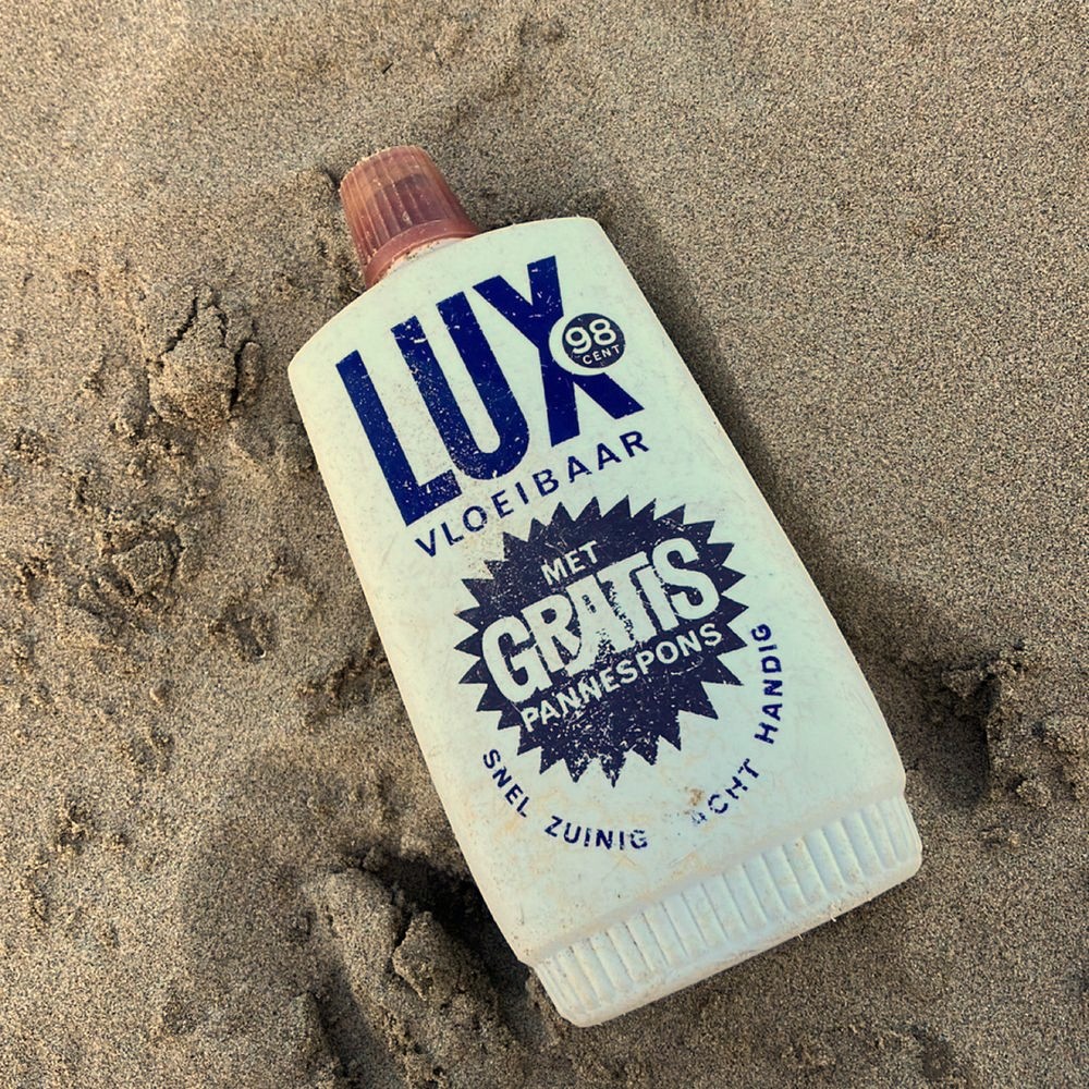 Flacon Lux vloeibaar vanmorgen gevonden op de vloedlijn. De pannespons was in geen velden of wegen te bekennen.
Eind juni 1964 werd de tekst 'snel zuinig zacht handig' vervangen door 'stralend vaatwerk zachte handen'
#zwerfiearcheologie