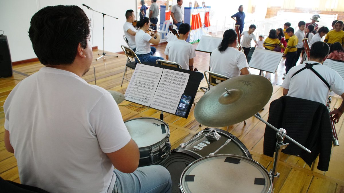 Los niños y jóvenes del Centro “San Juan Bosco” vivieron una tarde de melodías y aprendizajes con nuestro grupo In Tempo, dentro de Salud+Arte del #FIAVL2025.
Una experiencia mágica que nos llena de alegría y gratitud.

#SomosOsl