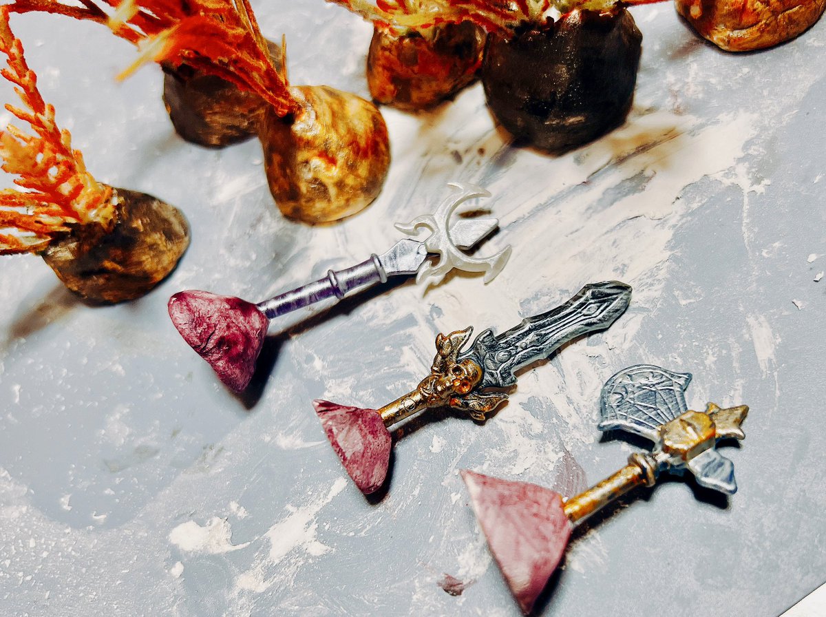 百均のお弁当用ピックに絵の具で塗装してみたら、いー感じにスピリチュアルウェポンっぽくなった⚔️
＃dnd