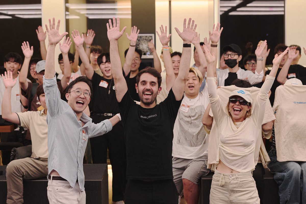 I PRESENT TO YOU: 

“dee_centralized’s guide to flooding the timeline with conference content” 💁‍♀️

Per <a href="/NFTMami/">EsteFi | LATAM/ACC</a>’s post (I miss you too!) I’m going to break down my methods to hopefully help you post more and be extra visible at events.

So. Here’s how I do it:

1) during