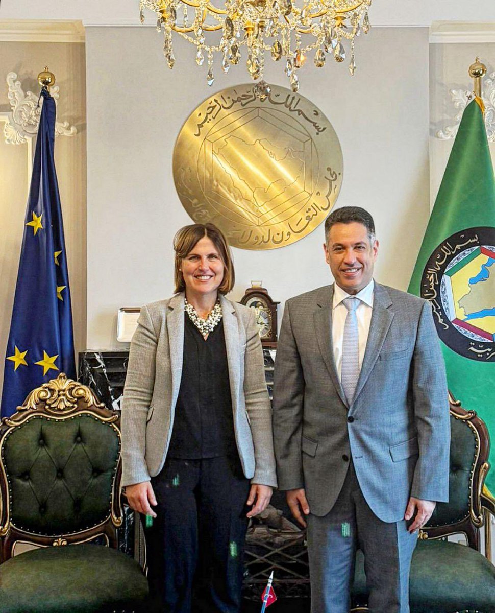 التقى سعادة السفير/ فهد صقر الجيماز في مقر البعثة بالسيدة/ ناديا كونستانتيني، رئيسة قسم الشرق الأوسط وشمال أفريقيا في الجهاز الأوروبي للعمل الخارجي والمعينة حديثاً، تم خلال اللقاء بحث المواضيع ذات الاهتمام المشترك ومن ابرزها الاستحقاقات الخليجية - الأوروبية القادمة، بالإضافة إلى