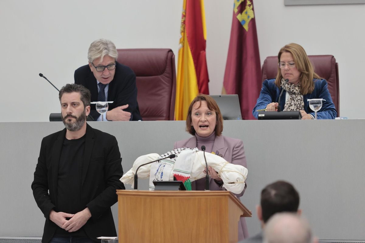 Ahora que hasta Felipe VI condena la “masacre” en Gaza en la ONU, me acuerdo de lo solos que estábamos hace dos años. Era el 28 de diciembre de 2023 y mi compañera <a href="/MariaMarinMart/">María Marín</a> y yo rendimos un homenaje a los niños y niñas asesinados por los criminales sionistas. Esta foto fue