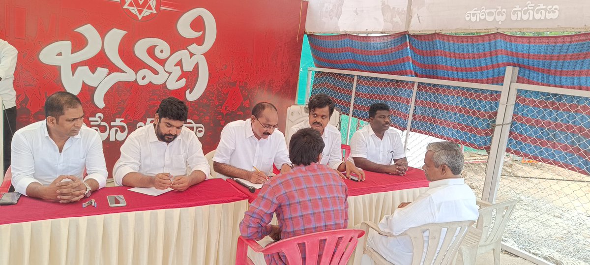 GAJUWAKA_JSP's tweet image. జనసేన పార్టీ కేంద్ర కార్యాలయం,మంగళగిరిలో బుధవారం నిర్వహించిన జనవాణిలో పలువురు తమ సమస్యల్ని తెలియజేశారు. ఉమ్మడి విశాఖ జిల్లా డిసిసిబి చైర్మన్ శ్రీ కోన తాతారావు గారు @TataraoKona నిర్వహించి వారి అర్జీలను స్వీకరించారు. 
(1/2)
@PawanKalyan @JanaSenaParty  @JSPShatagniTeam