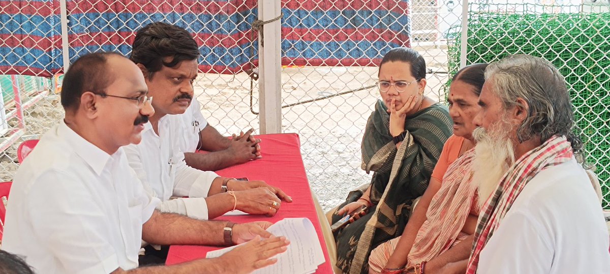 GAJUWAKA_JSP's tweet image. జనసేన పార్టీ కేంద్ర కార్యాలయం,మంగళగిరిలో బుధవారం నిర్వహించిన జనవాణిలో పలువురు తమ సమస్యల్ని తెలియజేశారు. ఉమ్మడి విశాఖ జిల్లా డిసిసిబి చైర్మన్ శ్రీ కోన తాతారావు గారు @TataraoKona నిర్వహించి వారి అర్జీలను స్వీకరించారు. 
(1/2)
@PawanKalyan @JanaSenaParty  @JSPShatagniTeam