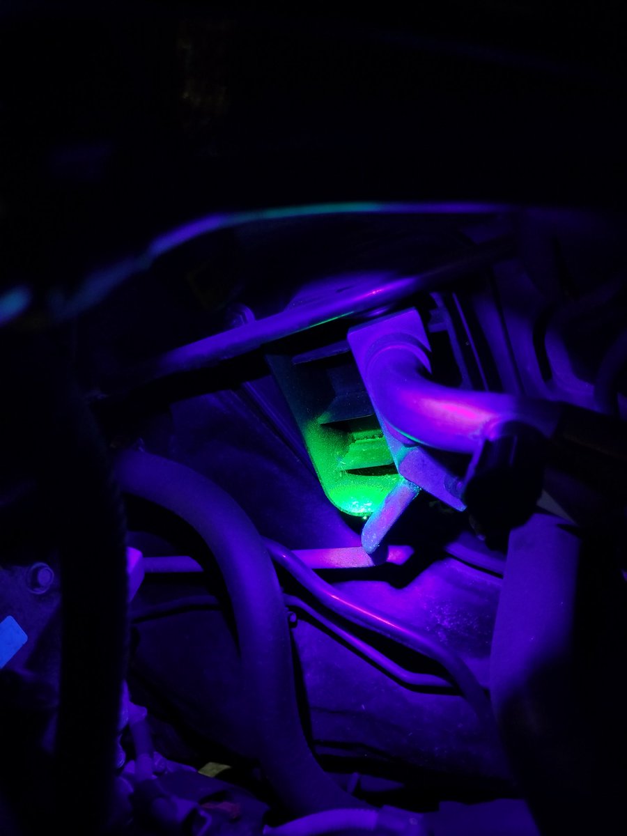 kee_HotShot's tweet photo. '15 FIAT500S
エアコン修理。

いつもコレくらいガス漏れ箇所が分かり易ければ良いのに。
という鮮やかな蛍光剤の反応。

とは言えココだけなのか、車内エバポレーターもなのかは心配でしたがこの個体はエキスパンションバルブのみの交換で大丈夫でした。 https://t.co/oKJURol4in