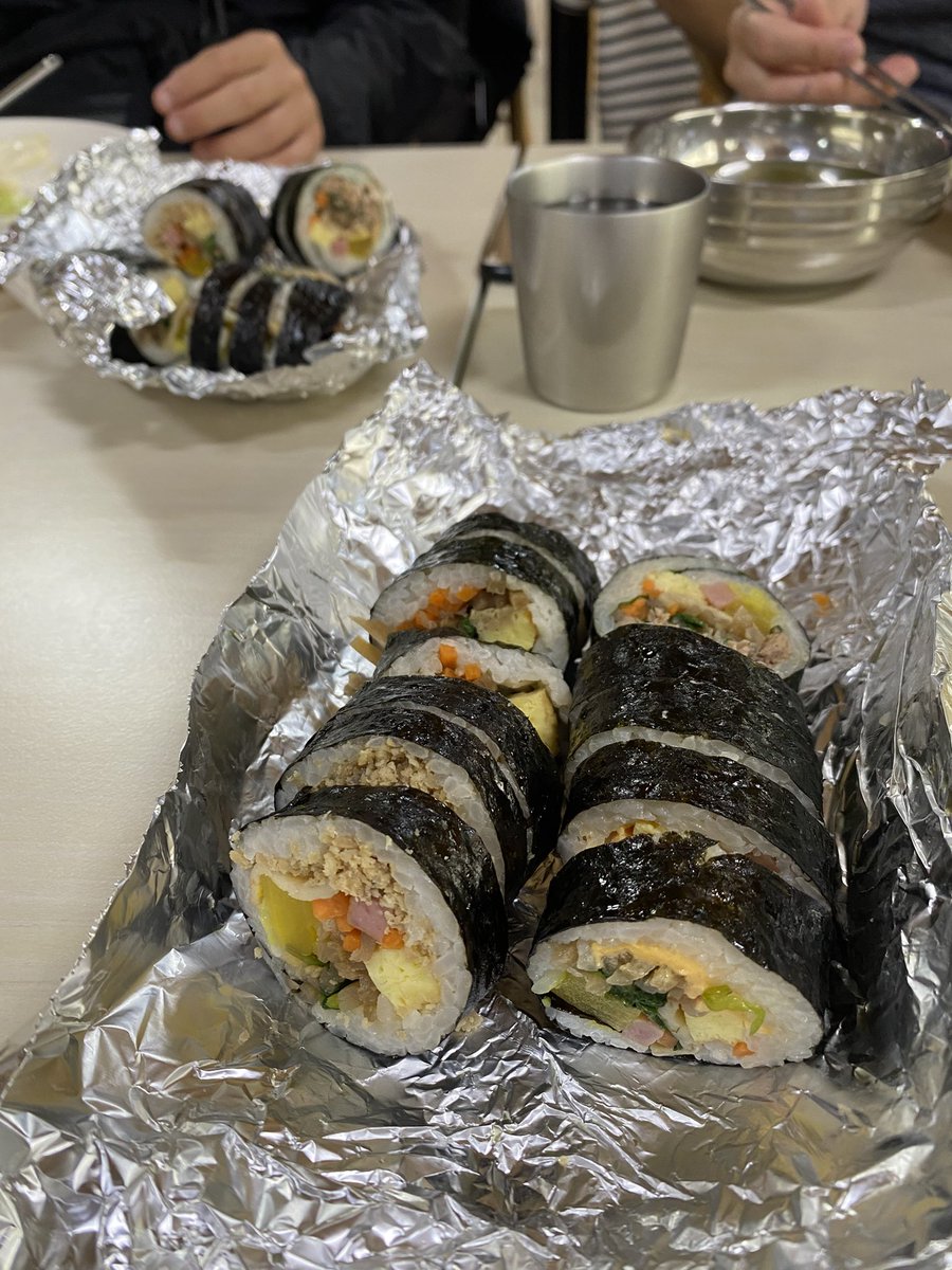 marihorn_'s tweet image. 【心身健康道場9日目】
今日はキンパをみんなで分けて食べた🍚

1番小さい無と有が宇宙自然を作って圧縮~して作られる体の自分👫

バックスクリーン・映像スクリーンで見たときに全てがあるままで消えるーー！！
凄ーーい！！！

#宇宙が有るままで無い #nTech