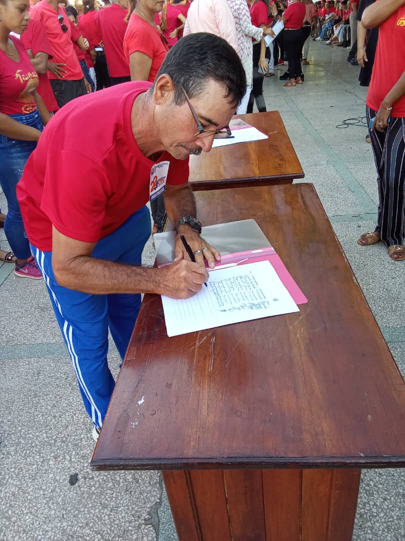 Como parte de la Conferencia Provincial de la CTC los delegados realizan la firma del libro de reafirmación en apoyo a #Venezuela, y aquí la firma de nuestro delegado Wilfredo Ramírez Céspedes.#CubaConVenezuela #PorCubaJuntosCreamos.