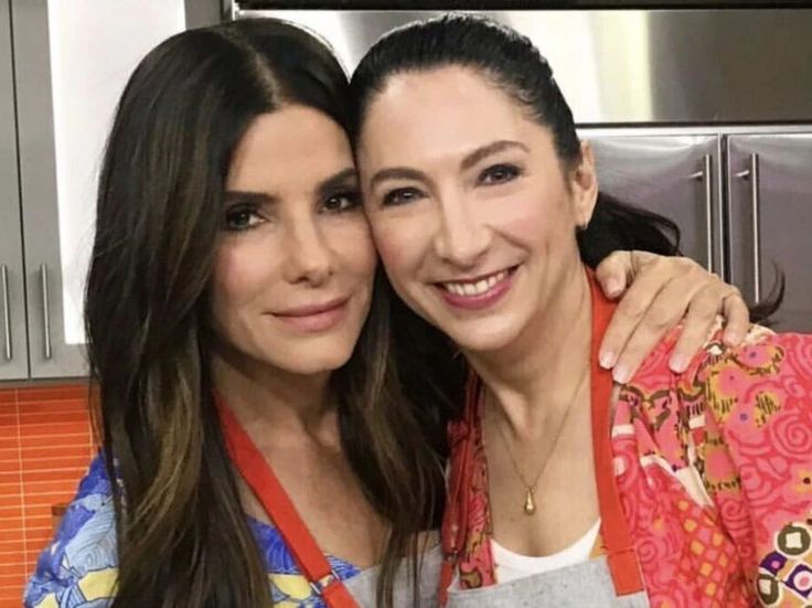 BullockPrado's tweet image. Last night was epic pizza night with my sis @SandraBullock! Flour flew, sauce splattered (thanks, Sandra!), and we debated the perfect crust stretchy vs. crispy. Ended up with a cheesy masterpiece after some kitchen chaos. 😂🍕 #FamilyTime #CookingAdventures #SandraBullock