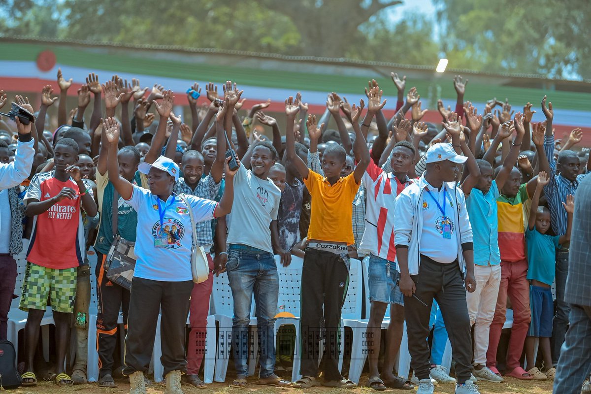 KwaNtare's tweet photo. Umukuru w'Igihugu Nyenicubahiro @GeneralNeva yashikirije icese, kuri uwu wa 24/9 ku kibuga ca paruwasi Cibitoke, Musitanteri wa Komine #Cibitoke, @Bujaprov2025, Éloge Najeneza, isinzi ry'ababa muri iyo Komine n'imvukira bari baje gushigikirana akanyamuneza ntangere indongozi yabo https://t.co/OqvEaU5RxO