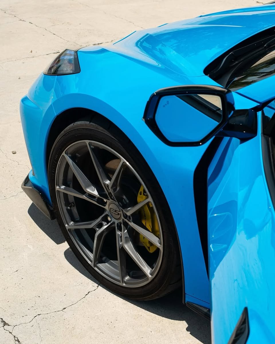 Earnhardt_Chevy's tweet image. Check out the Corvette C8 sitting on Titanium Brushed Daytona wheels by @e5wheels. Exclusively engineered for Corvettes—because perfection deserves precision. 🏎️✨

📸: @e5wheels and @codydriven 
#CorvetteC8 #ChevyCorvette #Corvette